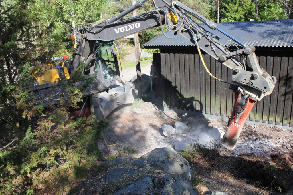 Flykts grävmaskiner har resurser att hacka berg