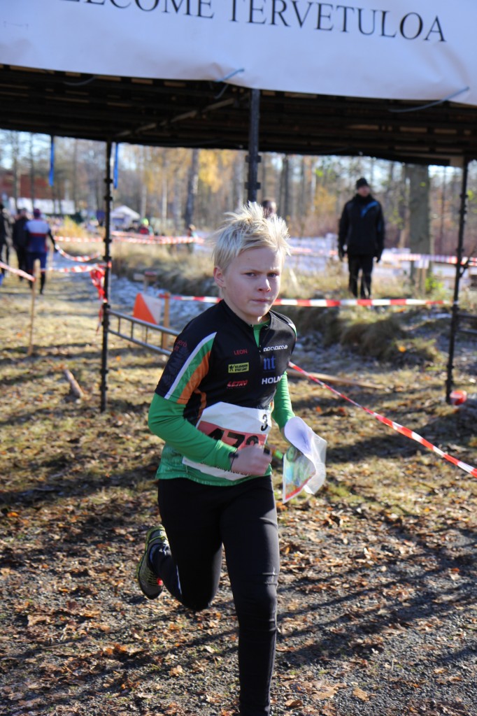 Leo springer ut på sista sträckan i H/D 12 klassen.