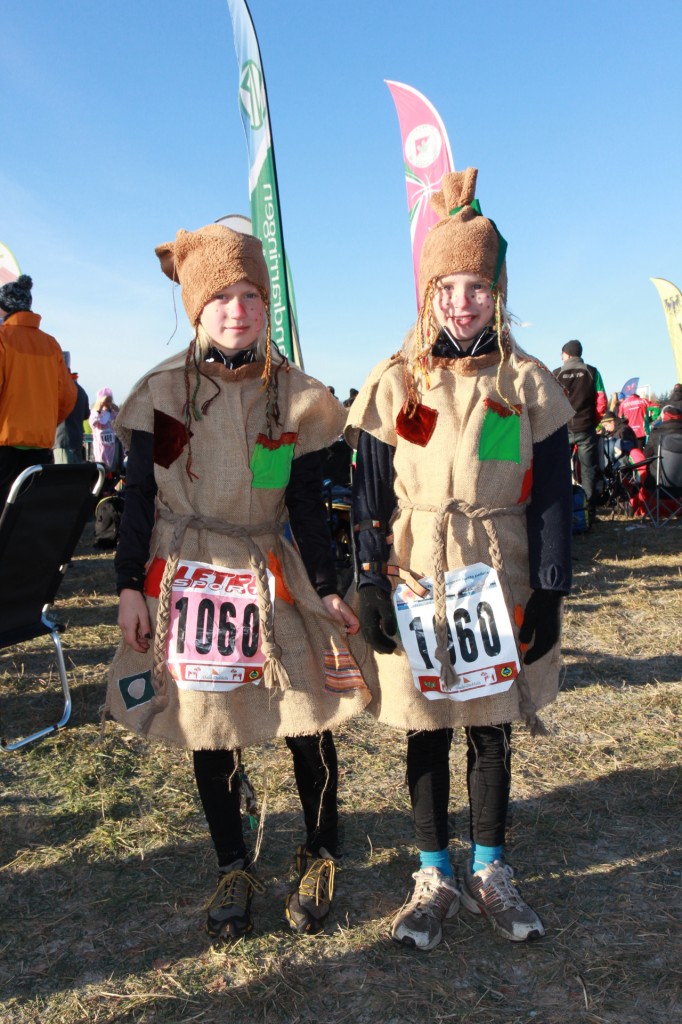 Yrsa och Annie som skogstroll.