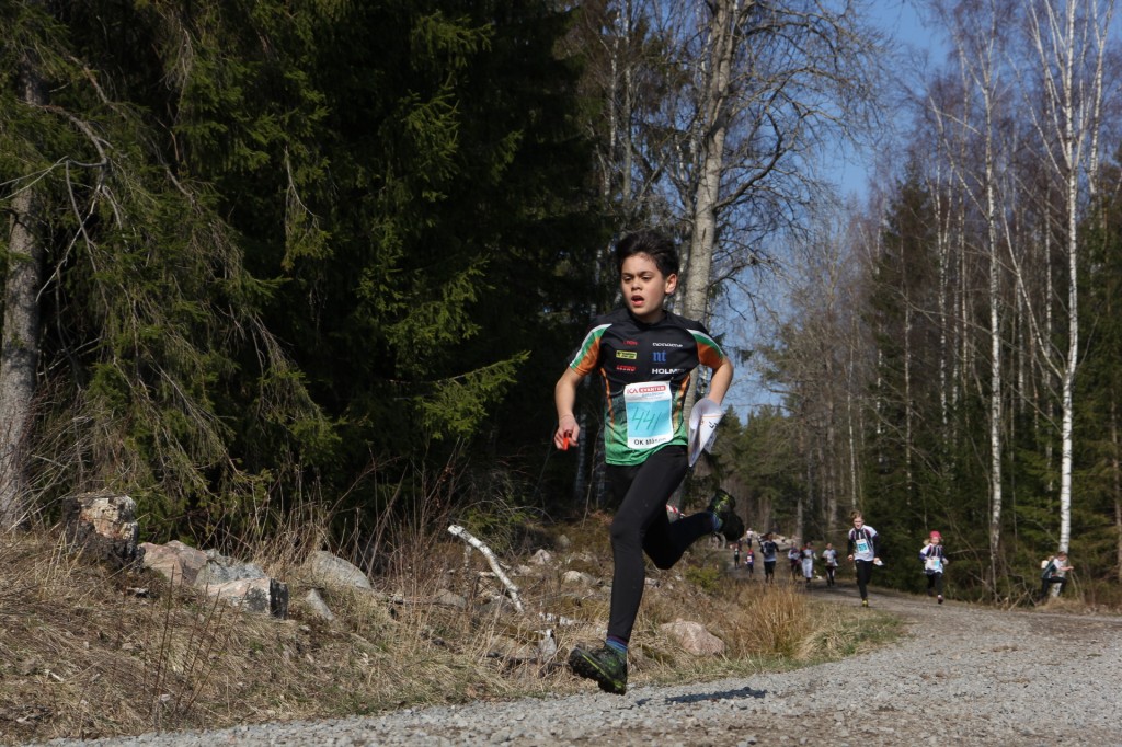 Simon flyger fram på spurten.