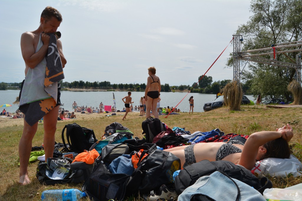 Vana att tränga ihop oss trots gott om utrymme på Kryspinów beach