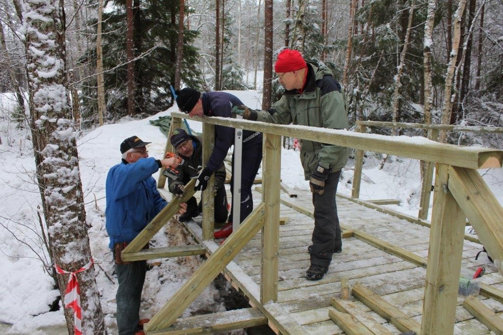 Brobygget över Kattbäcken. Vi byggde bron.