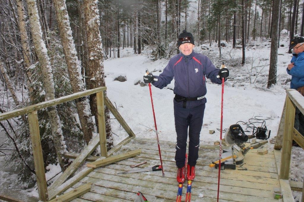 Björn Engvall först över bron på skidor.